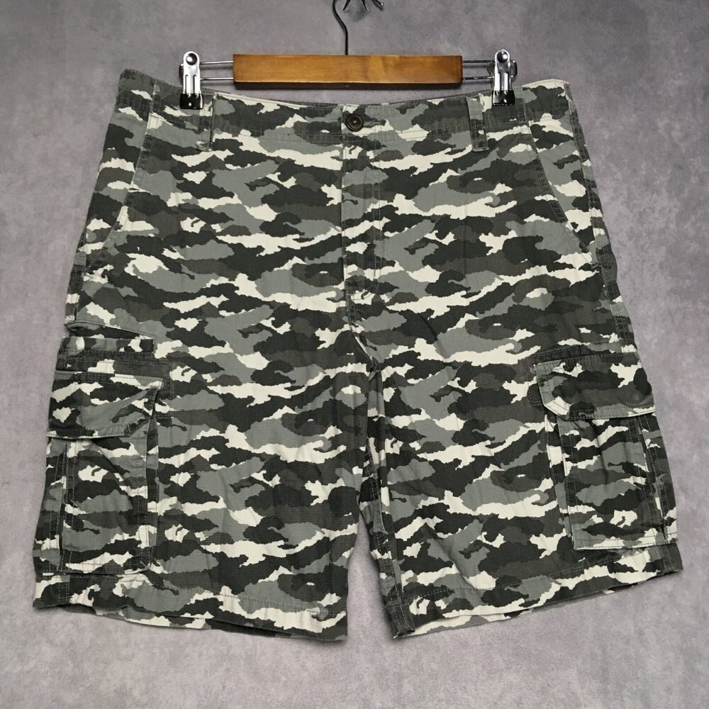 Magellan Mens Cargo Shorts size 34 Snow Camouflage Gray White‎ Black Pockets